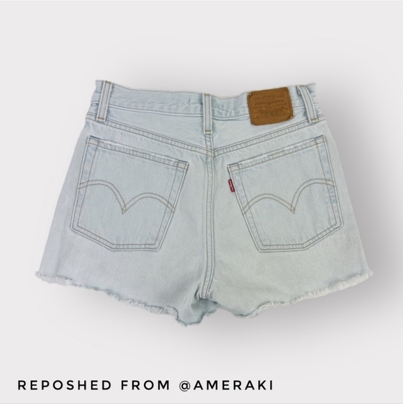 Fits like a 24 – Levi’s Wedgie Short in Awesome Street - Picture 3 of 14